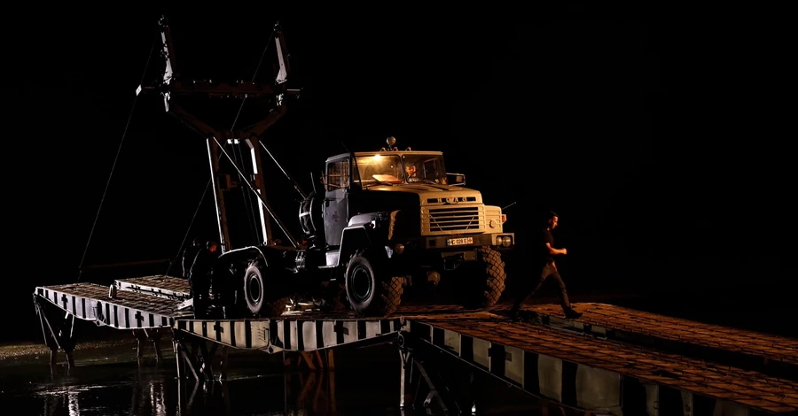 В Закарпатье установили новый мост вместо обрушившегося из-за грузовика
