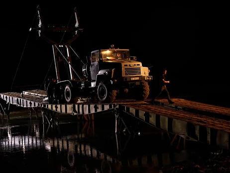 В Закарпатье установили новый мост вместо обрушившегося из-за грузовика