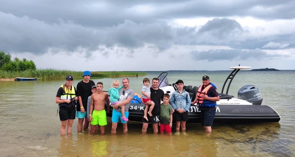 На Волыни спасли 11 человек, оказавшихся в непогоду посреди озера  