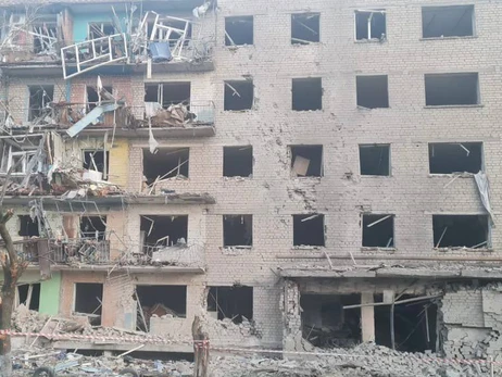 Оккупанты ударили авиабомбой по многоэтажке на Харьковщине, погибла женщина