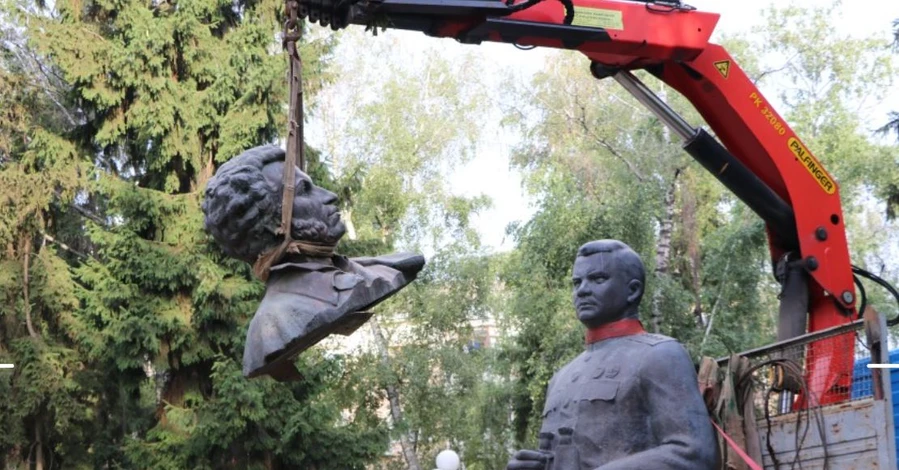 У Полтаві в рамках декомунізації демонтували пам’ятники Пушкіну та Ватутіну