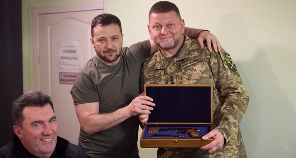 Зеленский подарил Залужному на день рождения оружие, а Сырскому – картину