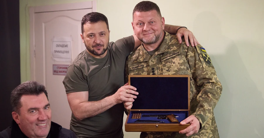 Зеленский подарил Залужному на день рождения оружие, а Сырскому – картину