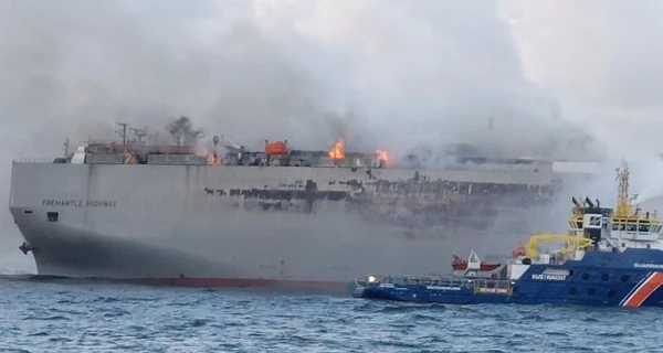 У берега Нидерландов загорелся корабль с 3000 авто на борту