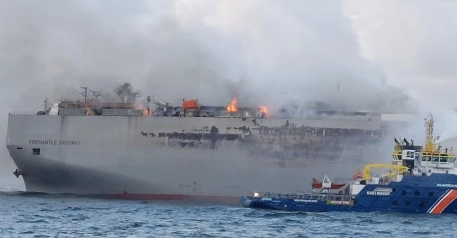 Поблизу Нідерландів загорівся корабель з 3000 авто на борту