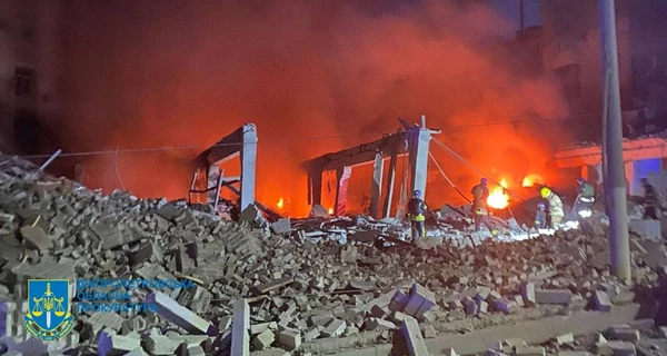 Россияне нанесли ракетный удар по многоэтажке и зданию СБУ в Днепре, ранены 9 человек