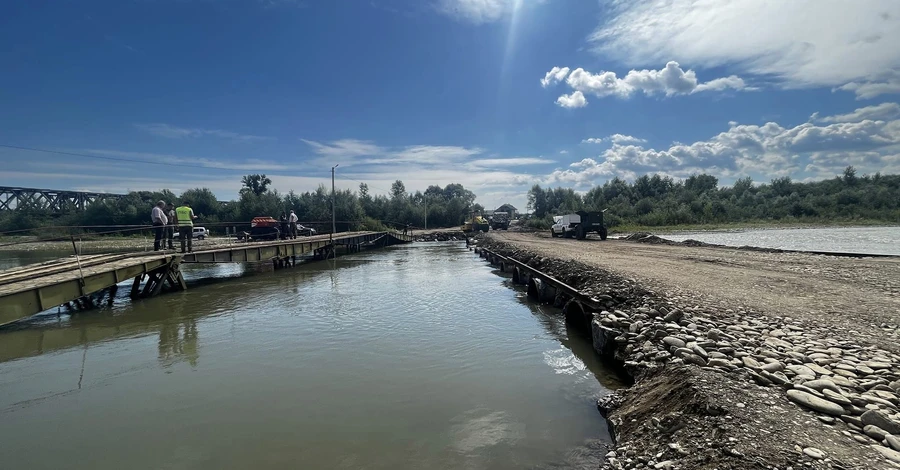 На Закарпатье восстановили движение машин по трассе Н-09 через реку Тересва, где обрушился мост 