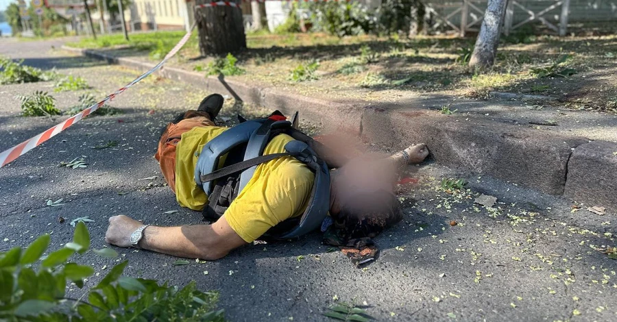 В центре Херсона в результате обстрела РФ погиб коммунальщик, еще четверо ранены