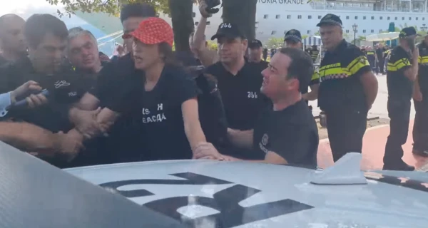 В Батуми задержали украинку во время акции протеста у российского круизного лайнера