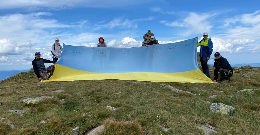 Закарпатцы установили рекорд, развернув флаг Украины над всеми двухтысячниками Карпат