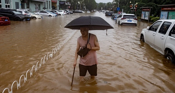 Из-за дождей в Пекине, которые не прекращаются четвертые сутки, погибли 11 человек