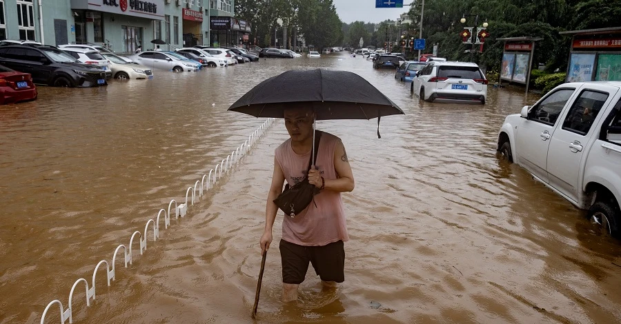 Через дощі у Пекіні, які не припиняються четверту добу, загинули 11 людей