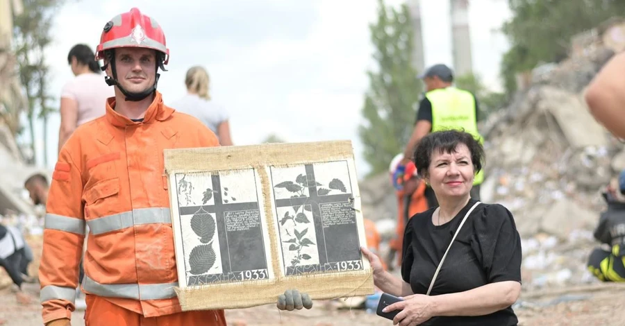 В Сумах из-под завалов спасли часть экспонатов выставки Николая Бондаренко о Голодоморе