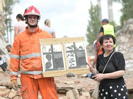 В Сумах из-под завалов спасли часть экспонатов выставки Николая Бондаренко о Голодоморе