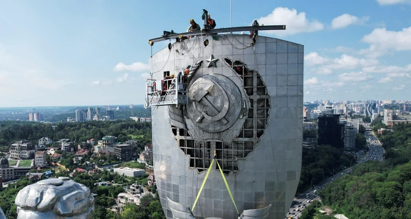 Со щита «Родины-матери» в Киеве демонтировали колоски, серп и молот