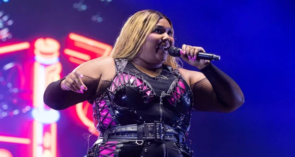 Lizzo відповіла на звинувачення колишніх співробітниць у домаганні та бодішеймінгу