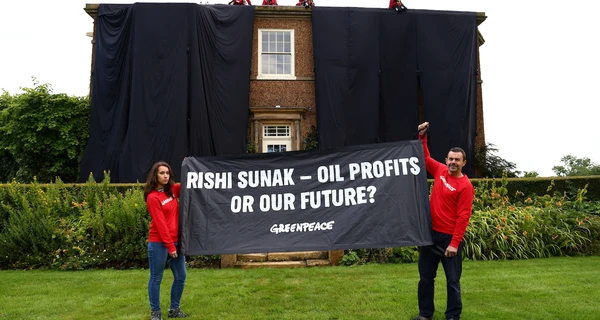 Активисты завесили дом Риши Сунака черной тканью в знак протеста против добычи нефти