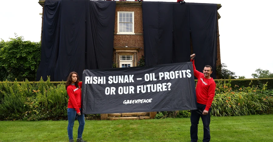 Активісти завісили будинок Ріші Сунака чорною тканиною на знак протесту проти видобування нафти