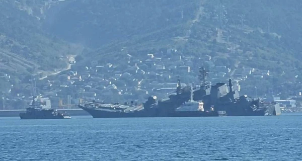 После атаки морских дронов в бухте Новороссийска тонет большой десантный корабль