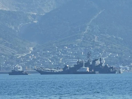 Після атаки морських дронів у бухті Новоросійська тоне великий десантний корабель