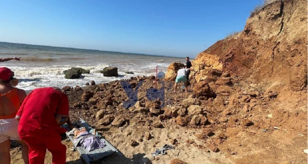 СМИ: на побережье возле Одессы обрушился склон, погиб ребенок