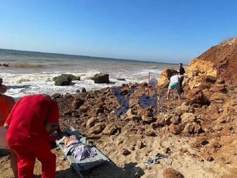 СМИ: на побережье возле Одессы обрушился склон, погиб ребенок