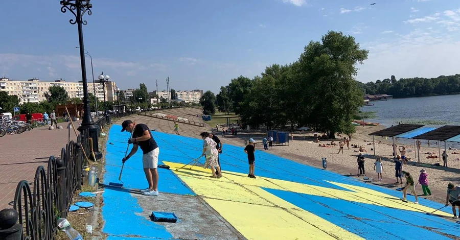 На Оболонській набережній оновили кримськотатарський прапор за допомогою 150 кг фарби