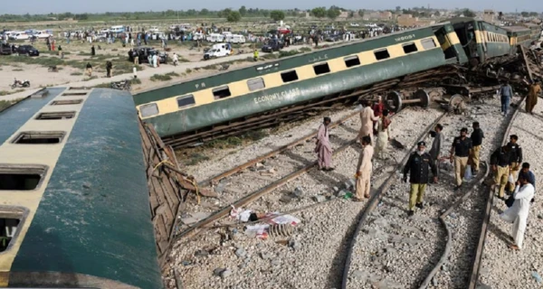 В Пакистане сошел с рельсов пассажирский поезд, погибли не менее 30 человек