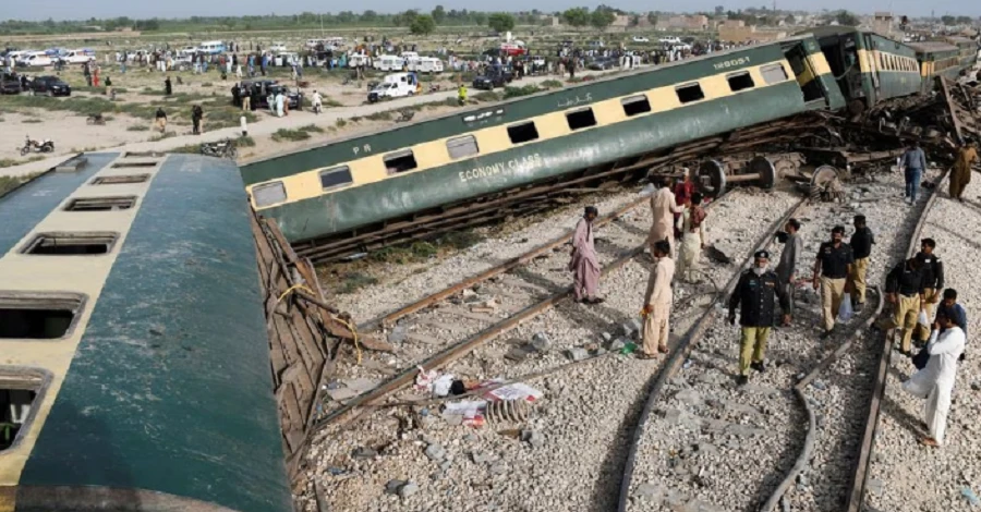 У Пакистані зійшов з рейок пасажирський поїзд, загинуло щонайменше 30 людей