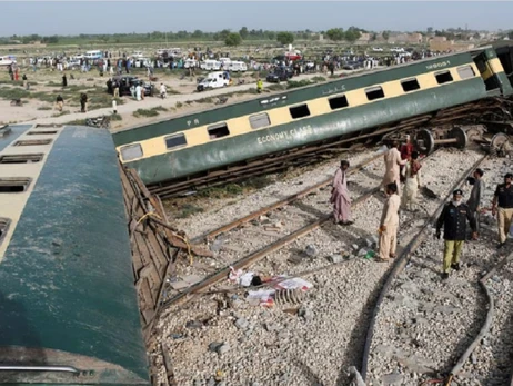 В Пакистане сошел с рельсов пассажирский поезд, погибли не менее 30 человек
