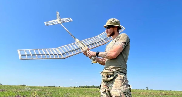 Новый, почти прозрачный в небе, украинский беспилотник SpyGun отправили на фронт