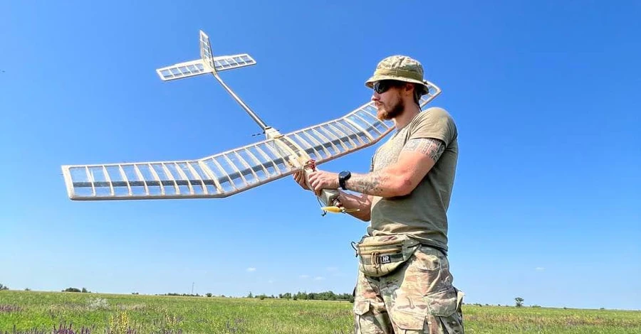 Новый, почти прозрачный в небе, украинский беспилотник SpyGun отправили на фронт