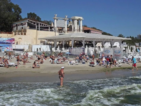 Жителі Одеси про відкриття пляжів: Ми і так купаємося, а міни в морі можна руками відганяти
