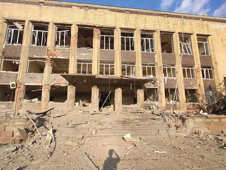 РФ атакувала Куп'янськ керованою авіабомбою, пошкоджена будівля міськради
