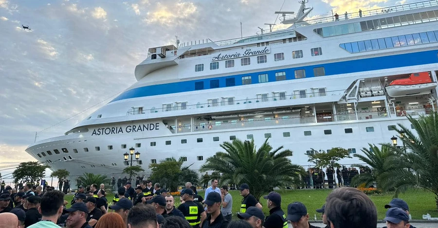 Грузинський суд оштрафував українку за протест проти лайнера з росіянами у Батумі