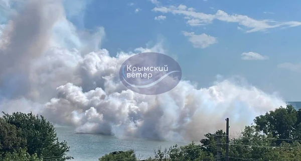 Возле Крымского моста прогремела вторая за день серия взрывов - все окутано дымом