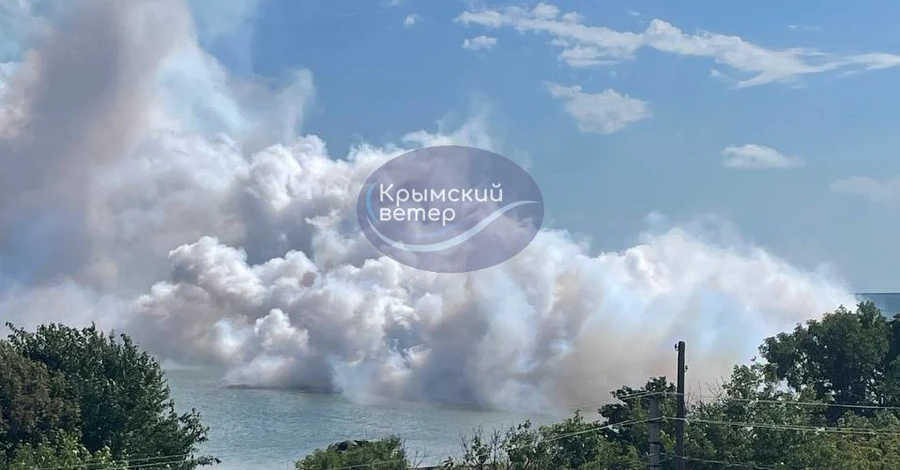 Возле Крымского моста прогремела вторая за день серия взрывов - все окутано дымом