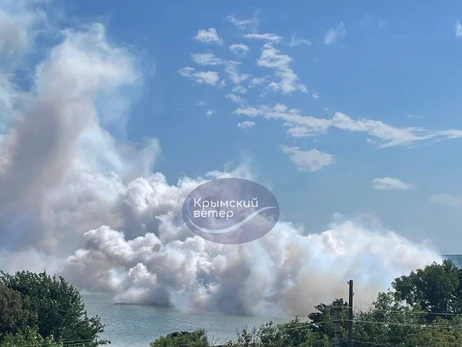 Біля Кримського мосту прогриміла друга за день серія вибухів - все оповите димом