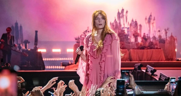 Певица Флоренс Уэлч на фестивале Sziget выступила в платье украинского бренда OVERTHESEA
