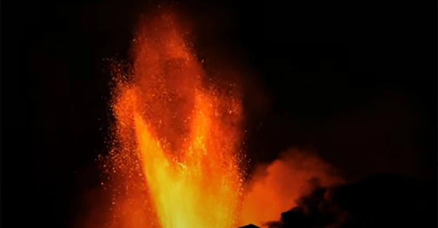 На Сицилії через виверження вулкана Етна закрили головний аеропорт острова