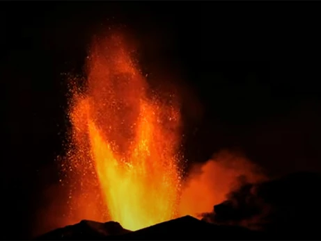 На Сицилії через виверження вулкана Етна закрили головний аеропорт острова
