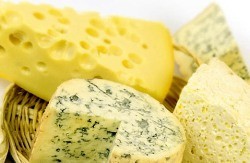 Сыр изымают из продажи - им смертельно отравились люди 