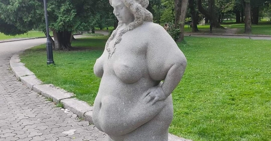 Во Львове разгорелся скандал из-за скульптуры бодипозитивной женщины в Стрыйском парке