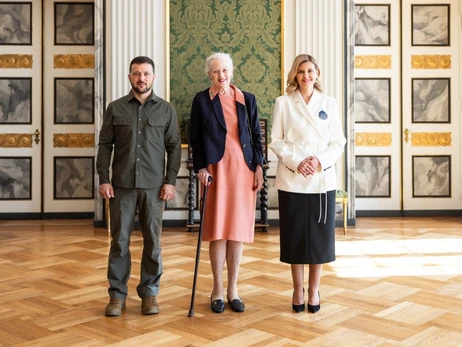 Зеленская на встречу с королевой Дании выбрала жакет-кимоно с вышивкой
