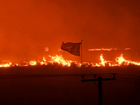 Через лісові пожежі у Греції евакуювали лікарню, дим видно з космосу