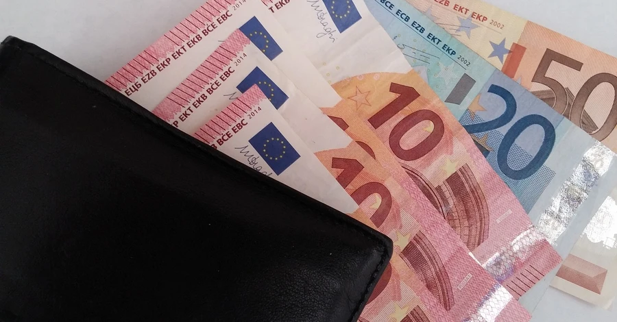 Курс валют на 22 августа: сколько стоят доллар, евро и злотый
