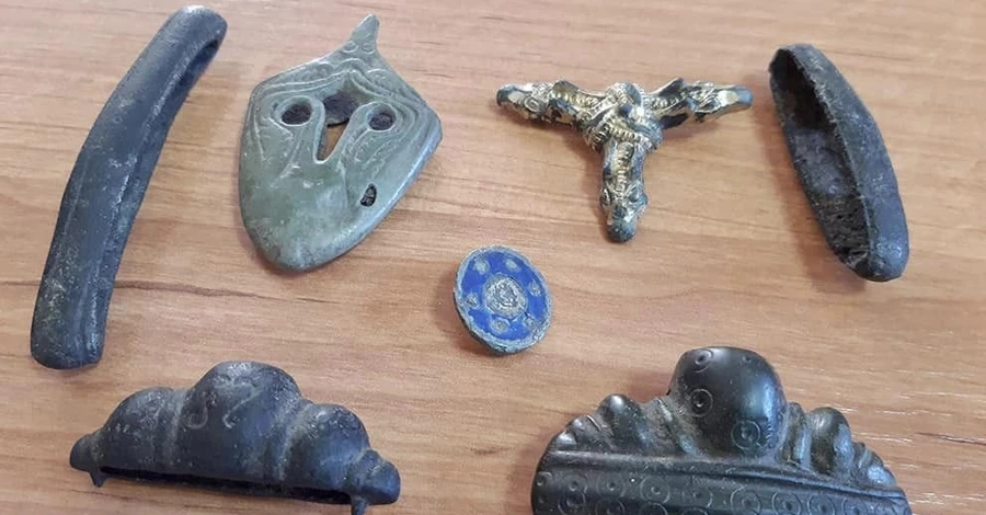Киевские таможенники обнаружили в обычной посылке артефакты времен Киевской Руси