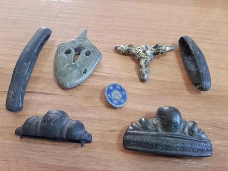Киевские таможенники обнаружили в обычной посылке артефакты времен Киевской Руси