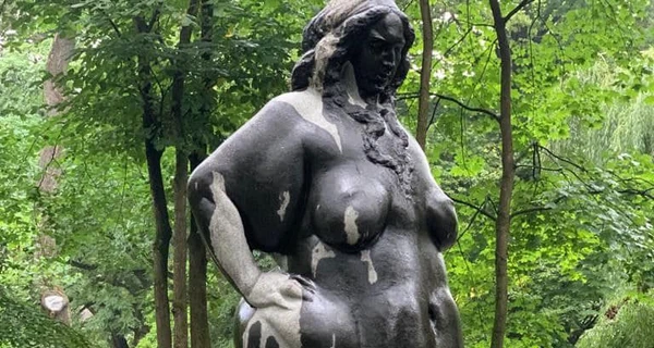 Во Львове вандалы испортили скульптуру 