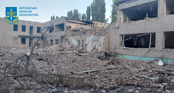 Утром россияне сбросили две авиабомбы на детсад в Херсоне
